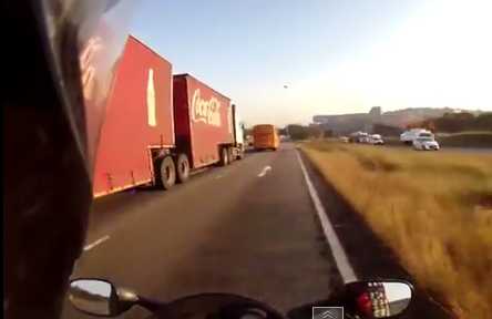 camiao destroi mercedes slk