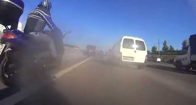 mota no meio do transito