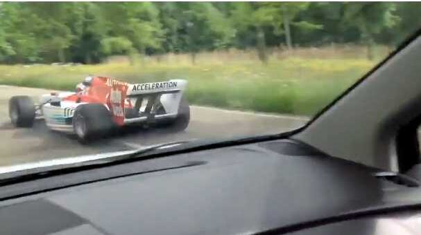 surpreendidos na estrada por carro formula 1